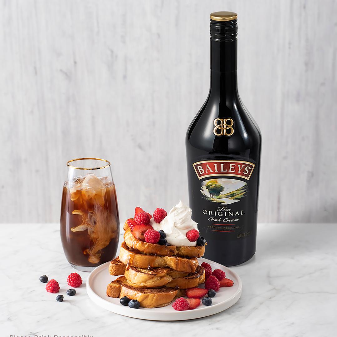 BAILEYS ORIGINAL IRISH CREAM LIQUEUR WITH TWO CERAMIC BOWLS