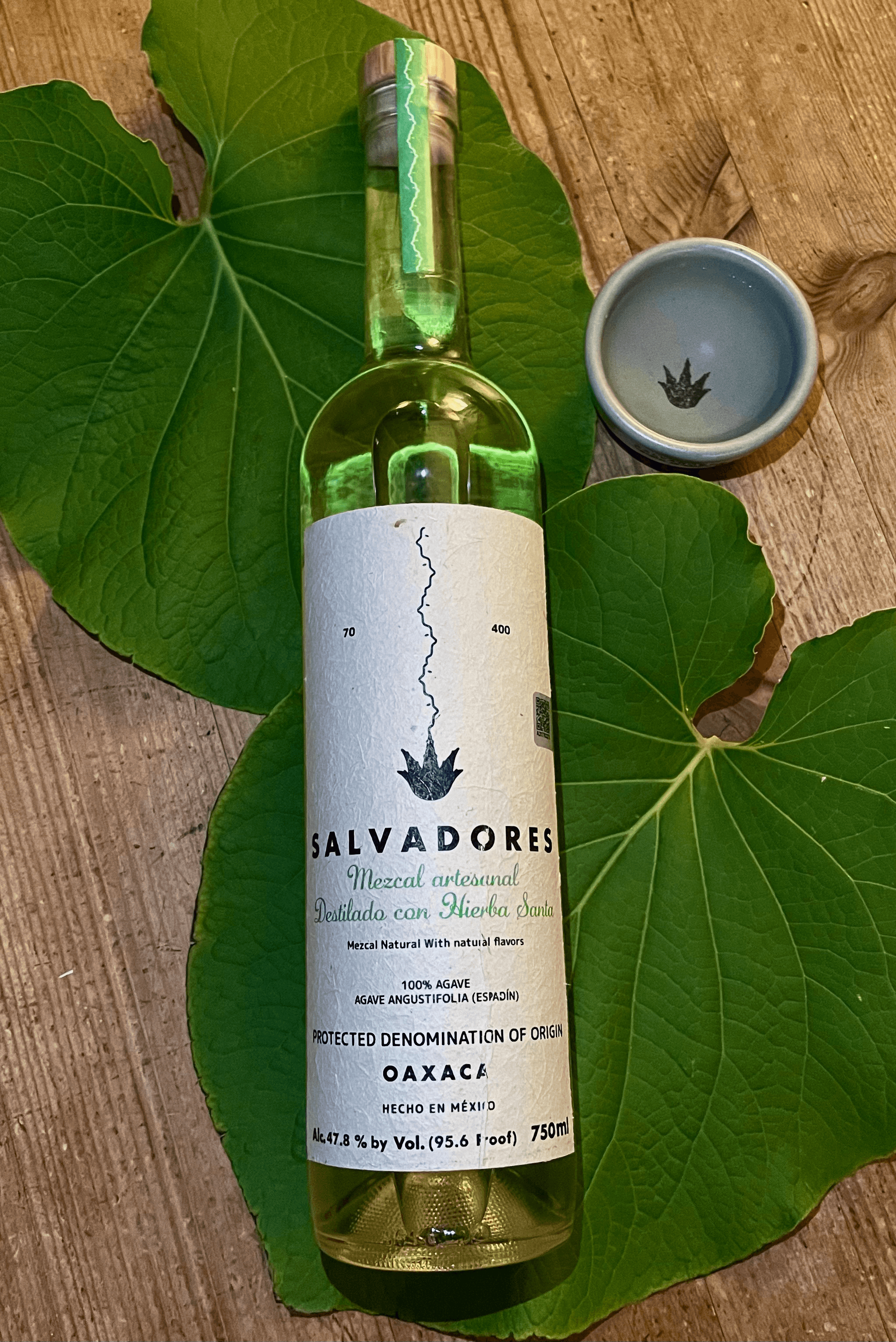 SALVADORES MEZCAL DESTILADO CON HIERBA SANTA