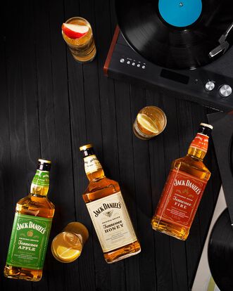 Jack Daniel's Tennessee Apple Whiskey - Lifestyle