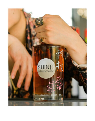 Shinju Japanese Whisky White Pearl - Lifestyle