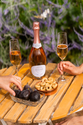 French Bloom Le Rosé 0.0% Alcohol Sparkling Wine - Lifestyle